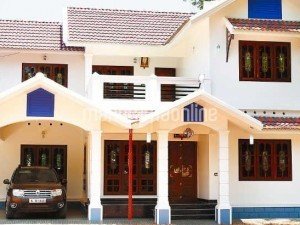 Interior simple, striking the outside of the house in beauty