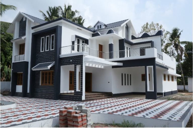 4500 square feet, the land of the royal family-style house at 25 cents a four bedroom house in the town of Chalakudy